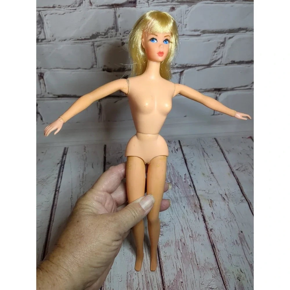 Vintage 1970 Dramatic New Living‎ Barbie Doll Blonde Side Glance Eyes